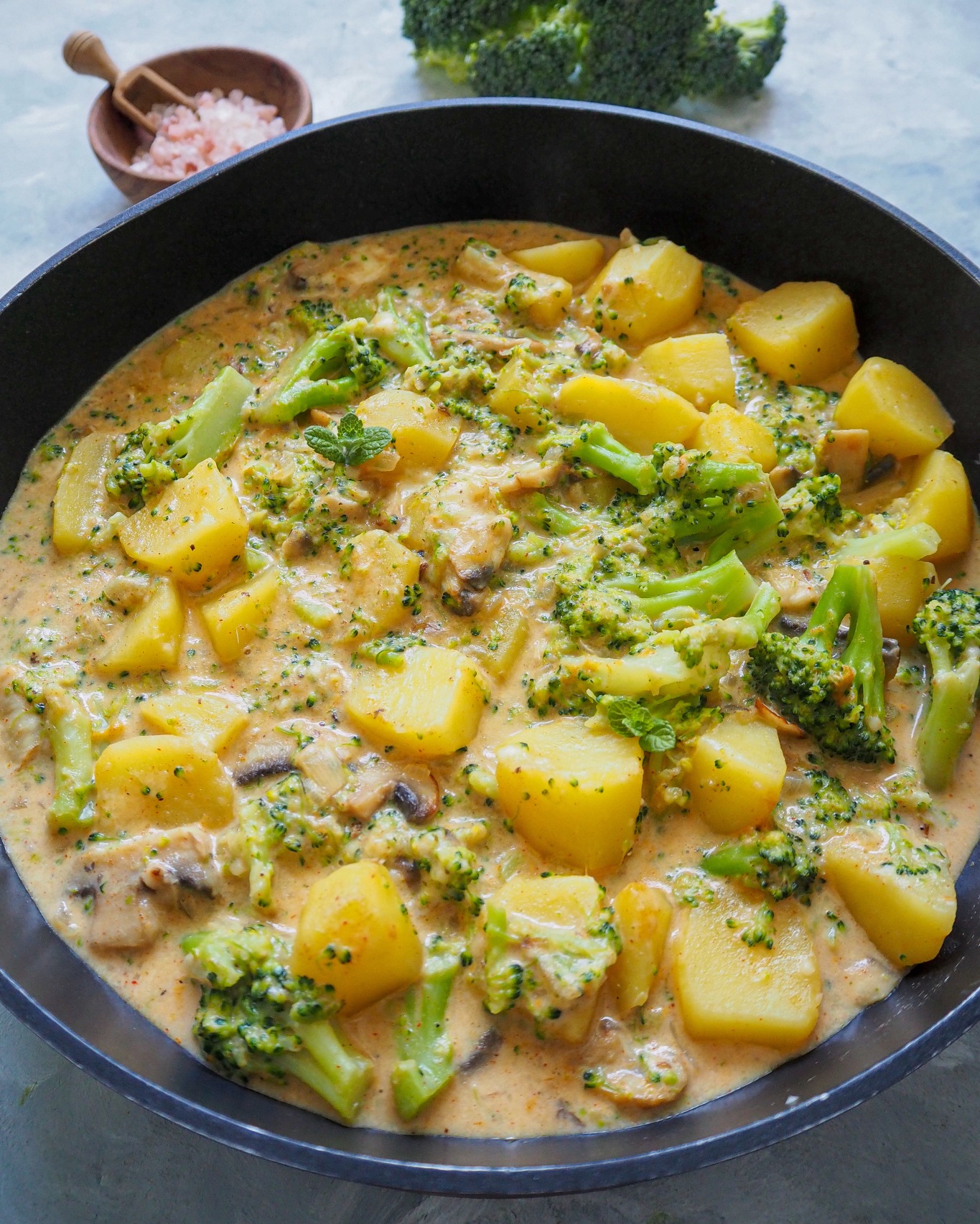 Herzhafte Kartoffel-Brokkoli-Pfanne mit cremiger Käsesauce