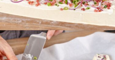 🧅🥓 Flammkuchen-Rolle mit Blätterteig – Knusprig, würzig & blitzschnell gemacht!