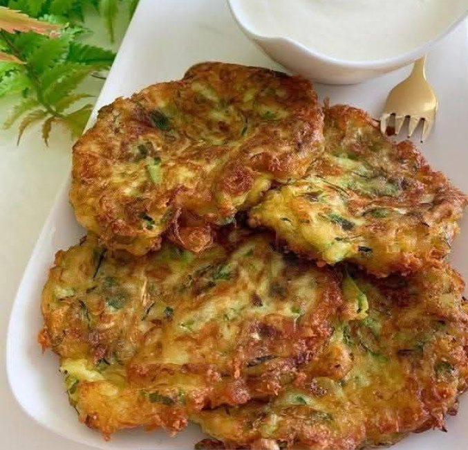 🥕 Zucchini-Möhren-Puffer mit Joghurt