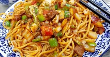 Chinesische Nudeln mit Hähnchenfleisch in 20 Minuten