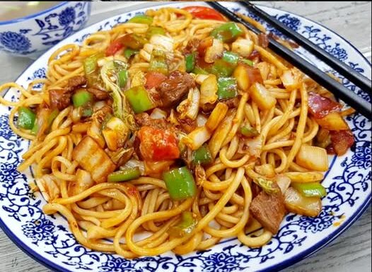 Chinesische Nudeln mit Hähnchenfleisch in 20 Minuten