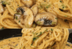 Cremige Spaghetti mit gebratenen Champignons, Kräutern und feiner Sahnesoße