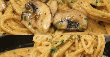 Cremige Spaghetti mit gebratenen Champignons, Kräutern und feiner Sahnesoße