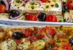 Gebackener Schafskäse mit Knoblauch, Tomaten, Zucchini und Oliven