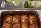 Klassische Kohlrouladen mit Hackfleisch und Soße aus dem Ofen