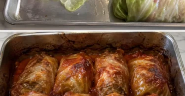 Klassische Kohlrouladen mit Hackfleisch und Soße aus dem Ofen