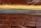 LPG-Kuchen aus der DDR mit Vanille-Buttercreme, Butterkeksen und Schokoladenglasur