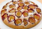 Omas einfacher Pflaumenkuchen aus der Springform mit frischen Pflaumen