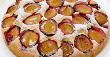 Omas einfacher Pflaumenkuchen aus der Springform mit frischen Pflaumen