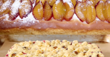 Pflaumenkuchen vom Blech mit Hefeteig, frischen Pflaumen und Streuseln
