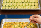 Zucchini mit Käse und Parmesan überbacken auf einem Backblech