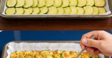 Zucchini mit Käse und Parmesan überbacken auf einem Backblech